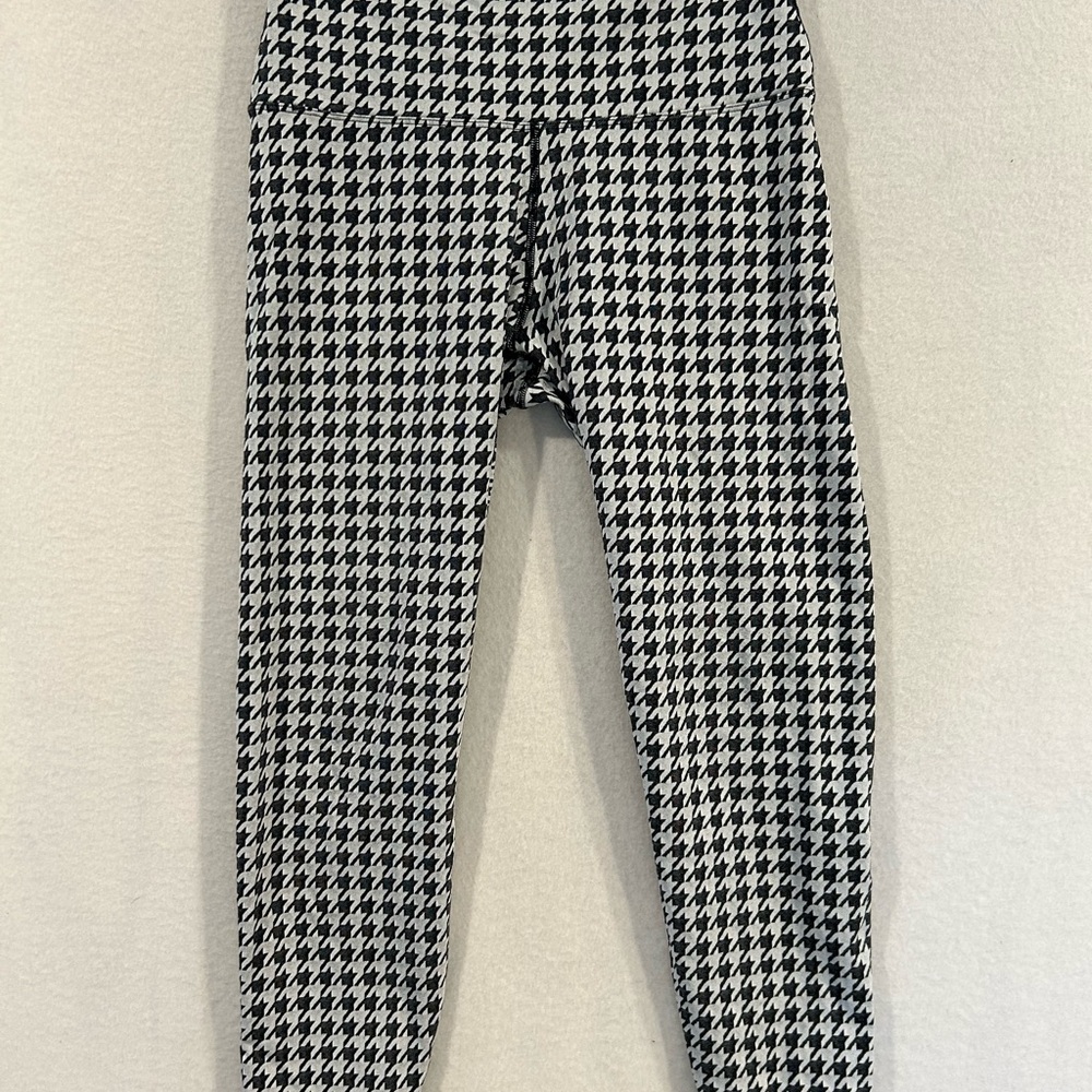 Carbon38 size M Black and White Houndstooth Leggings athlesiure elevated EUC